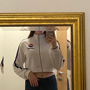 H&M divided pepsi tröja strl XS - Aldrig använd. Något stor i storleken, jag är 168 cm lång och den sitter bra på mig. Inköpt för ca 1,5-2 år sedan men har aldrig använt den.
