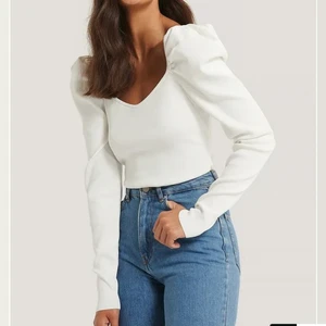 vit tröja med puffärm  - Säljer denna fina tröja från nakd, den är helt oanvänd med prislapp kvar då den är för stor för mig. 