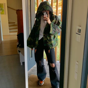 Militärjacka  - Militärjacka med vida armar från ASOS (649:-) Asfint skick förutom knappen som gav upp på högeraxeln (sista bilden) Syns inte så fixa den aldrig..  Man kan sy, limma eller klippa flärpen den har ingen funktion ändå 