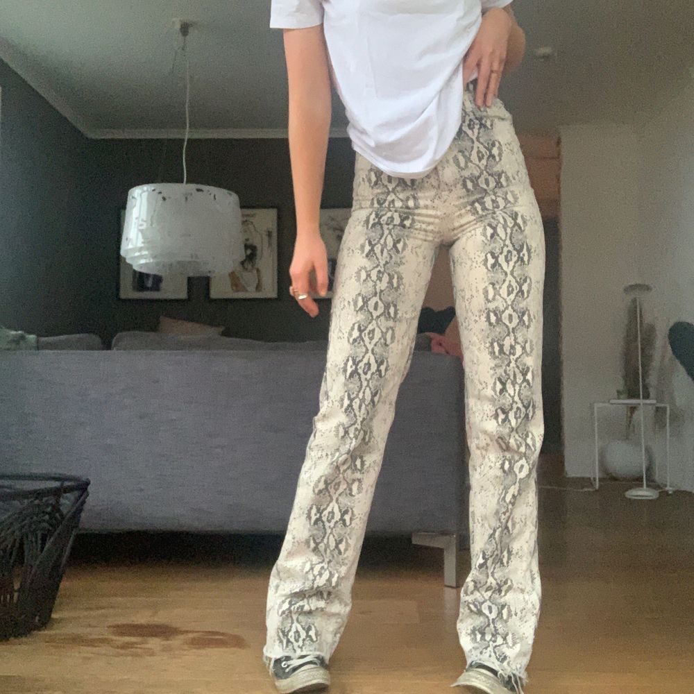 Super snygga snakejeans frĂ„n ZARA (helt slutsĂ„lda)đLĂ
NGA men de Ă€r den modellen som man klipper efter egen lĂ€ngd!! Kan skicka men köparen stĂ„r för fraktđ HĂGSTA BUD: 330 KĂP DIREKT: 420 (sĂ„lt mina 34:or men sĂ€ljer mina nya 38:or men smĂ„ i storleken sĂ„ sitter 36:or mer). Jeans & Byxor.