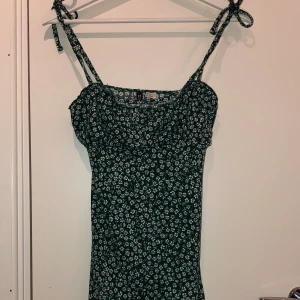 Klänning från HM🤪 - Superfin och sommeig klänning från HM med knytning på axelbanden. Kan frakta eller mötas i Göteborg☺️