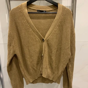 Brun kofta - Brun oanvänd kofta med tre knappar från lager 157 i storlek M. Frakt på 66kr tillkommer:)