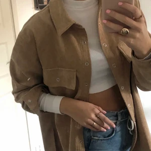 Skjorta - Säljer denna beiga/bruna ascoola Manchester skjorta då den inte kommer till användning! Den är i nyskick och materialet är ordentligt! Betalning sker via swish och köparen står för fraktkostnad🥰💖✨