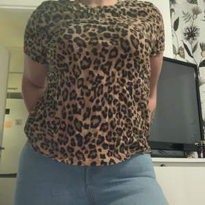 Snyggt leopardmönstrad t-shirt från H&M. Endast använd 1 gång. Storlek M. 🥰 Skicka DM för fler bilder eller frågor. 💕