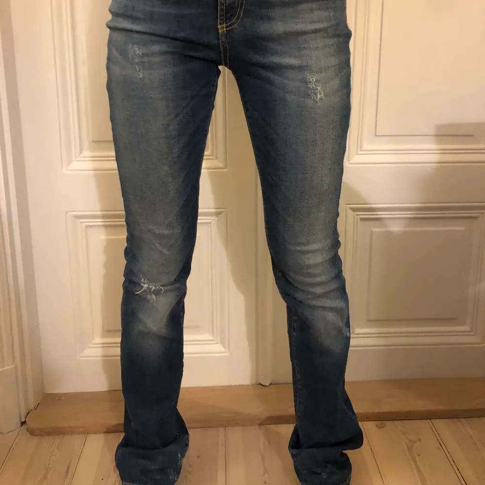 mörkblå straight jeans från Hunkydory . Jeans & Byxor.