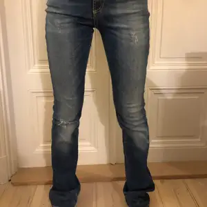 mörkblå straight jeans från Hunkydory 