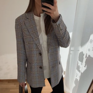 Kavaj  - Säljer den här kavajen från Ginatricot i storlek 36. Nypris 749. Ny med prislapp 🤍