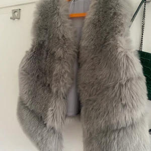 Fake pälsväst! - Grå pälsväst, jättefin, kort modell. Köparen står för frakten💕