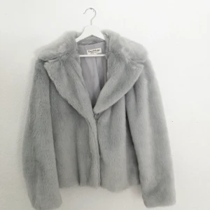 Faux fur jacket Miss Selfridge - Faux fur jacket från Miss Selfridge, alltså fakepäls, dovt blå färg. Knappt använd, inga defekter! Strl 42-44 men skulle klassa den som något mindre i storlek ( jag har vanligtvis 40-42) når mig till höfterna och jag är 176 cm. Frakt ingår💖