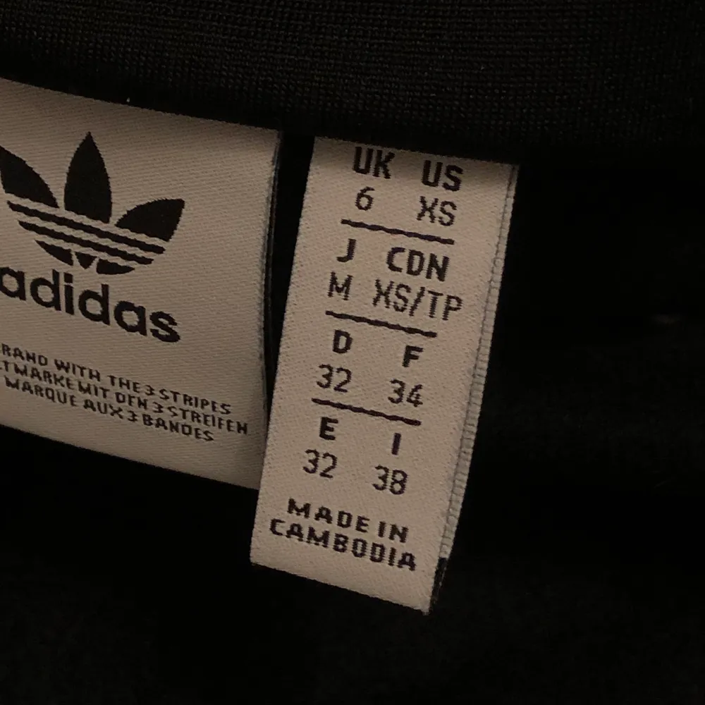 Adidas tröja i superfint skick. Knappt använd. Köparen står för frakten 💖. Hoodies.