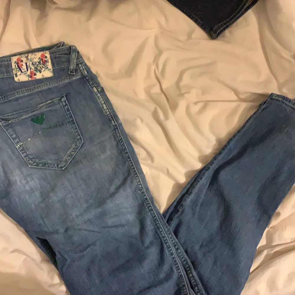 Super snygga låga raka armani jeans, uppskattar till en XS!. Jeans & Byxor.