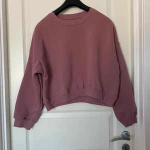 Sweatshirt berry - säljer en cropped sweatshirt ifrån Lager 157. Den är oanvänd och inte testad, då den var i fel färg än vad jag hade tänkt mig. Djur finns i hemmet.  Nypris 150.
