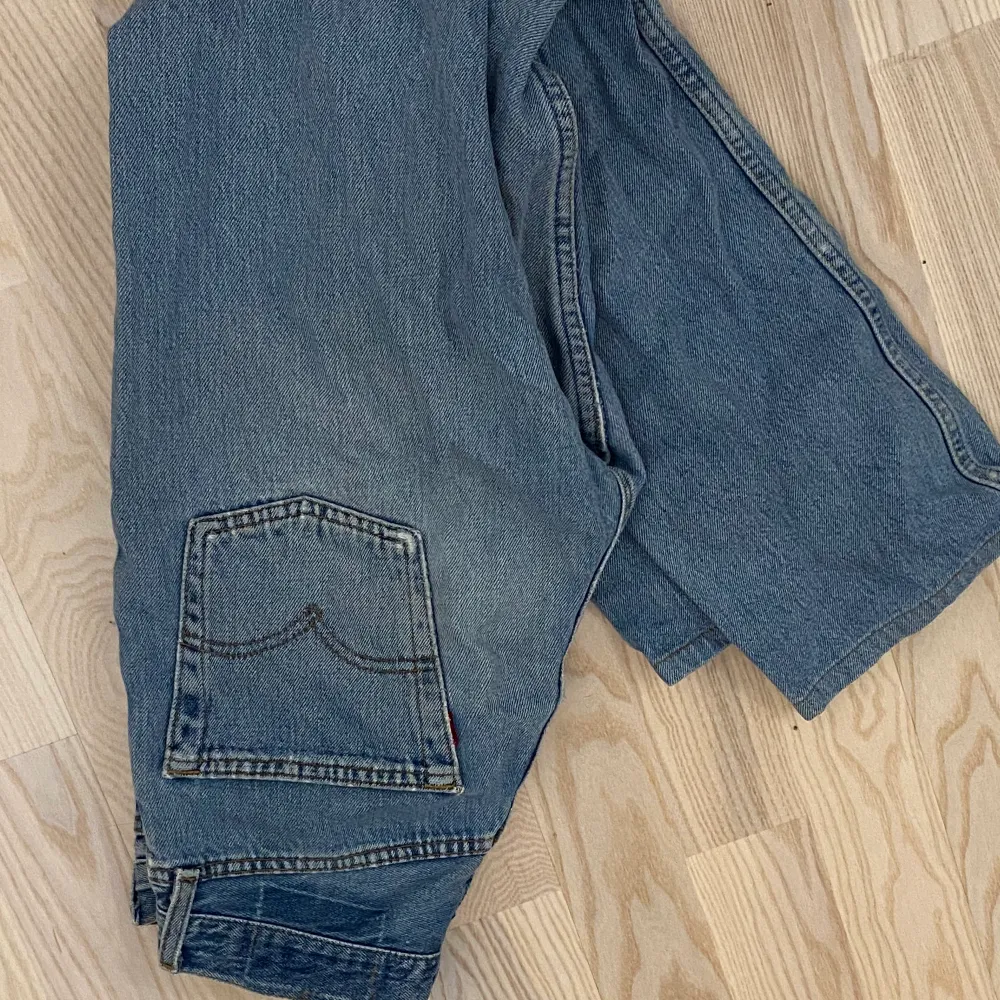 Levis vintage jeans i använt skick. Lappen där bak är borta. Passar xs/s och dig mellan 155-165. Jeans & Byxor.