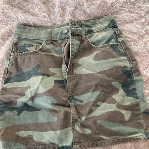 Kjol - Säljer min nästan oanvända kjol i militär mönster från Gina tricot i storlek 34 i mycket fint skick. Säljer kjolen för att den inte används tillräckligt mycket. Kontakta mig gärna om du har några funderingar kring plagget eller vill ha fler bilder.