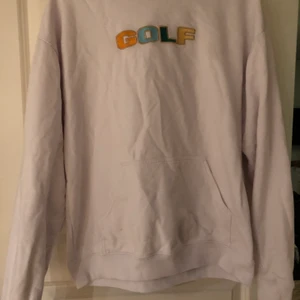 GOLF Hoodie - Så fin GOLF Hoodie som jag tyvärr inte får användning av. I princip aldrig använd. Påsen samt prislappen finns kvar, kvitto också såklart om man vill se. Lägg bud vid intresse. Storlek M
