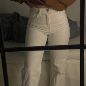 Vite raka jeans storlek s - Fina raka byxor från zara kommer inte till användning där med säljer jag dom vidare, sitter jätte bra å fint på kroppen!