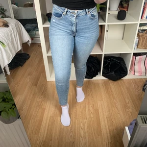 Bikbok jeans storlek M - Style: JP Higher Summer i storlek M, dom är väldigt stretchiga då jag brukar ha storlek L i byxor. Dom är bara använda få tal gånger då jag inte haft behov av att använda dom för jag har för många jeans. 