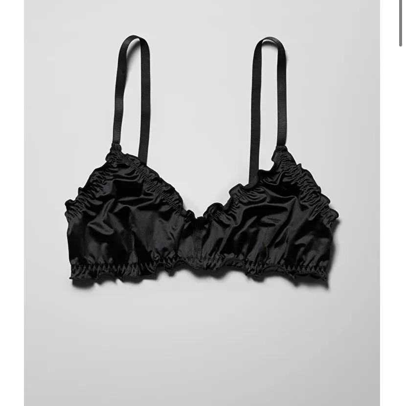 Bralette från weekday i storlek S. Säljer då jag beställde fel storlek och kunde inte lämna tillbaka den, alltså är den enbart provad så den är i nyskick! . Övrigt.