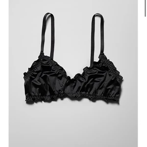 Bralette från weekday  - Bralette från weekday i storlek S. Säljer då jag beställde fel storlek och kunde inte lämna tillbaka den, alltså är den enbart provad så den är i nyskick! 