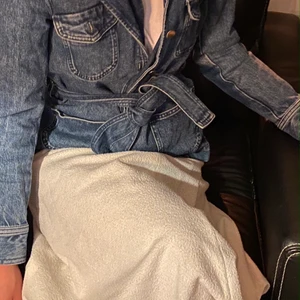 Unik långkjol i 60-tals stil🦋🦋 - Säljer nu min älskade och unika långkjol med 60’s vibes!💕💕 Fick den av min mormor och den är sydd för hand, därav ingen storlek men knäpps med liten dragkedja och knapp i sidan🥰 Svår att göra rättvisa på bild & få med hela, går ner till halva vaden ungefär! Säljes endast till bra pris💕.     OBS! EJ nopprig utan det är materialet!