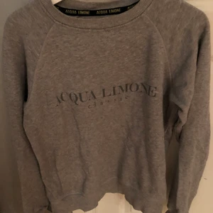 Acqua limone tröja - Ljusgrå sweatshirt från acqua limone. Storlek xs i herrmodell.
