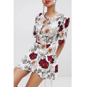 Sommarklänning - Jättefin sommarklänning från Boohoo i storlek 36, skulle dock säga att den är mer mot 34! Säljer för att den tyvärr är för liten, endast använd 2 ggr. Köparen står för frakt :)