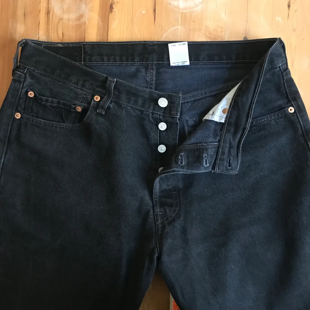 🙏🙏 Svarta 501 med PERFEKT slitage, vintage W36 L32, dösnygga för en med strl 40!!! . Jeans & Byxor.