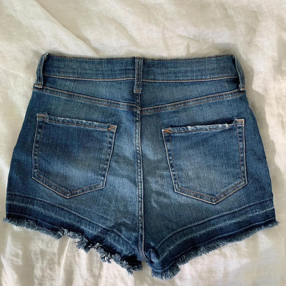 Snygga korta shorts från River Island i storlek 36. Ett par vanliga jeanshorts med dragkedja och fransar längs kanten. Dom är i fint skick. Köparen står för frakten.. Shorts.