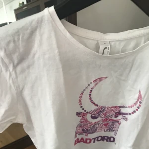 T-shirt  - T-shirt i mjukt material. Det står strl M i den men skulle säga att den blir aningen kort om man är en M så skulle säga att den passar S mkt bättre!  30kr + frakt 