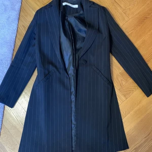 Randig Kavaj - Denna kavaj är som ny! Har endast använt ett par gånger. Den är randig och med slits på båda sidorna. Supersnygg men jag har en nästan likadan därför så säljer jag. 