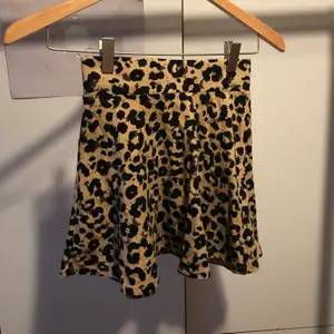 Leopardmönstrad kjol. Använd 1 gång. Säljs då den är för liten för mig.