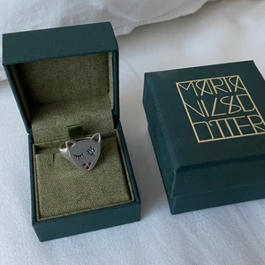 Maria nilsdotter ring  - KOM MED BUD!! Ring från maria nilsdotter i storlek 17! Superfin, men ganska sliten, se bla bild 3