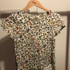 Blommig t-shirt - Blommig t-shirt. Användes ett fåtal gånger.