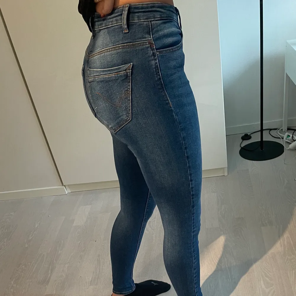 Nästan helt oanvända slim jeans från only! Fin mörblåfärg💖 även highwaist! Storlek S💖 säljer för 50kr💖. Jeans & Byxor.