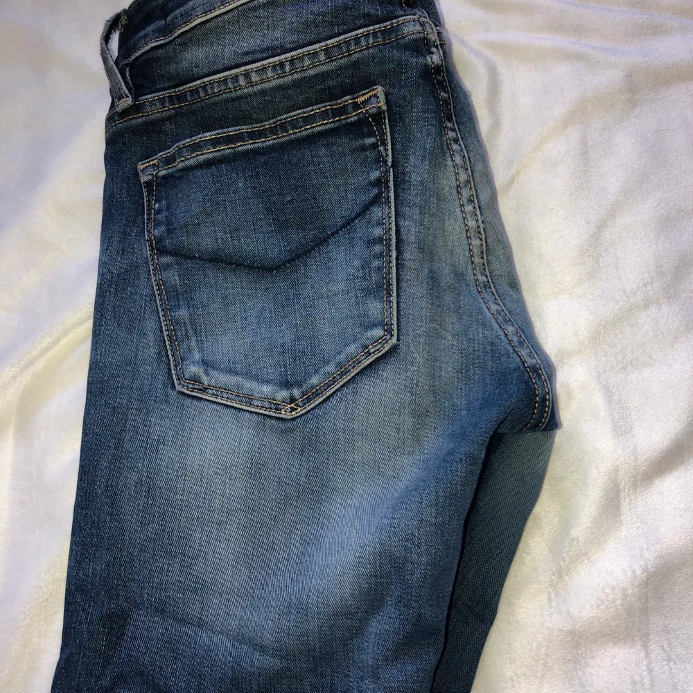  Crocker jeans i storlek W27 L31! Style: Pep boot Fit:Skinny. Skulle säga att dem är lågmidjade! Använda ett par gånger! Super sköna och bra material! Bootcut!!               Säljer för 300kr inkl frakt! Kan även mötas upp i Linköping . Jeans & Byxor.