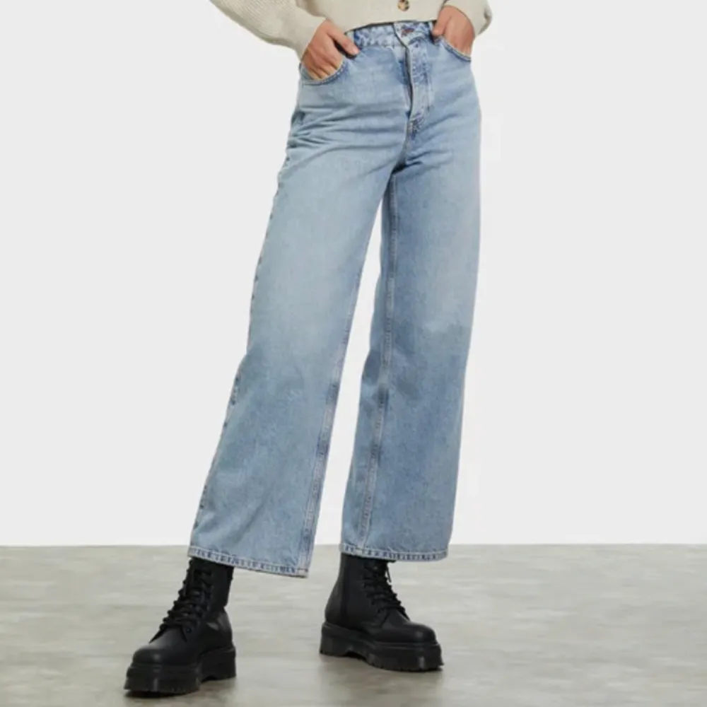 Helt nya aldrig använda✨ BikBok jeans wide leg high waist, storlek 29! (Modellen är 180cm) sitter bra på mig som är 168cm. Köpta för 600kr säljer för 400 med gratis frakt! Fler bilder kan skickas🥰Pris kan diskuteras vid snabb affär:). Jeans & Byxor.