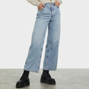 Bik bok jeans  - Helt nya aldrig använda✨ BikBok jeans wide leg high waist, storlek 29! (Modellen är 180cm) sitter bra på mig som är 168cm. Köpta för 600kr säljer för 400 med gratis frakt! Fler bilder kan skickas🥰Pris kan diskuteras vid snabb affär:)