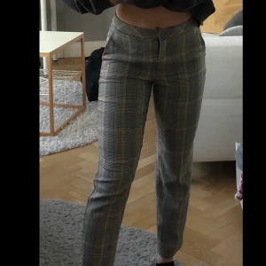 Kostymbyxor - Snygga kostymbyxor som i min smak är för tighta på mig, säljs alltså därför. Kan frakta men köparen står för frakten.