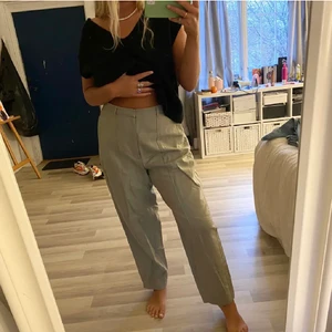 Linnebyxor från Gina - Säljer dessa snygga linnebyxor som jag köpte här på plick men som tyvärr var för stora! De är i storlek 42 men passar säljaren på bilden som vanligtvis har storlek 40. Frakt tilläggs!