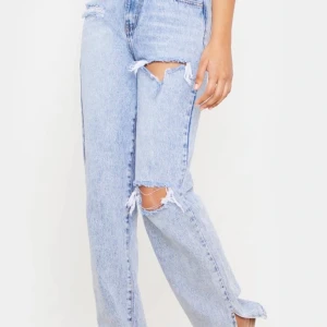 Pretty little thing jeans - Nu säljer jag mina superfina jeans från PrettyLittleThing då de är för stora för mig. Endast använd 1 gång. De är långa i benen så de passar perfekt på mig som är 174cm.  Skriv privat för fler bilder💞 pris kan diskuteras! Bud om fler är intresserade