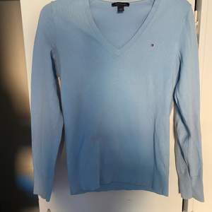 Superfin och tunn tröja från Tommy Hilfigher stl S i fin ljusblå färg, säljer den då den är lite för stor till mig 😭😭😭😭