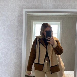 Beige/brun vårjacka - Vårjacka från bikbok, kombinerad teddyfleece och fake mocka, med svarta detaljer. Kan posta, men behöver kolla upp fraktkostnad.