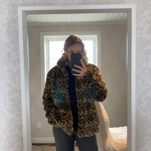 Vårjacka i leopard - Snygg vårjacka. Leopardmönstrad. Rak modell. Storlek L, men jag bär vanligtvis storlek S. Kan såklart posta, men jag behöver kolla upp vad frakten kostar.