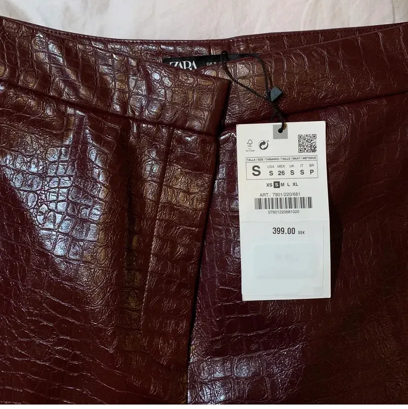 Repost,, säljer dessa sjukt snygga byxor från zara, helt utsålda, säljer pga dom är för stora för mig, sänkt priset nu🤩 köparen står för frakt. Jeans & Byxor.