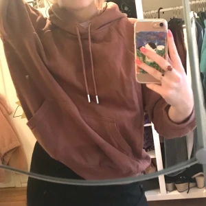 Brunaktig mysig hoodie - Jättemysig hoodie, knappt använd och superfin färg. Säljer då jag köpte fel storlek 💘