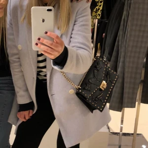 Ljusblå/grå kappa - Kappa i fin blå/grå färg som passar jättebra till våren. Använd 2 gånger och i superbra skick. Köparen står för frakten. 