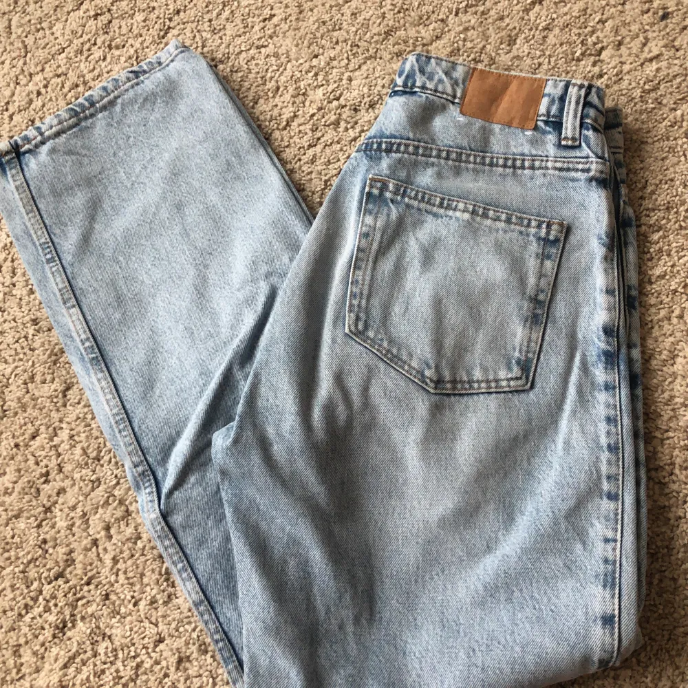 Jeans från weekday i modellen Rowe. Storlek W28 L30. Frakt tillkommer. Jeans & Byxor.