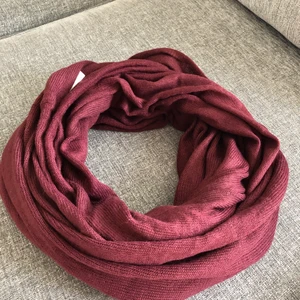 Rund halsduk i nyskick från Bik Bok - Rund halsduk i nyskick från Bik Bok •Pris: 40 kr 🚫Djurfritt och rökfritt hem 📍Kan mötes upp i Mölnlycke 📬Kan skickas mot fraktkostnad 