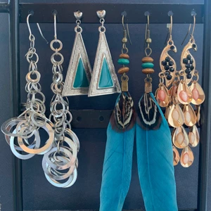 Coola örhängen  - Hängande örhängen, aldrig använda. 15kr st, 2 för 25kr. Frakt är 11kr.