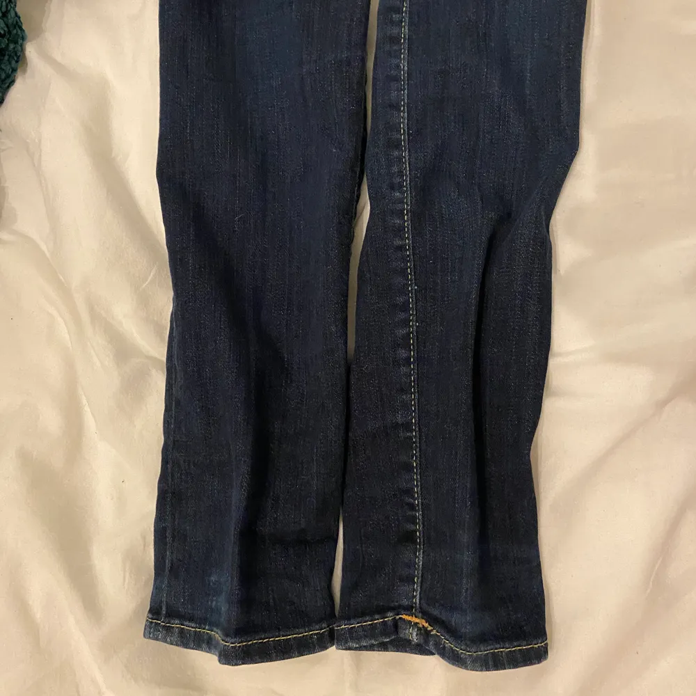 Näst intill oanvända low waist true religion jeans, mörkblå i modell: Casey skinny. Passar en S i storlek ✌️ -> sista bilden är lånad! Buda eller köp direkt (RIKTIGT KAP🤝💕👌). Jeans & Byxor.